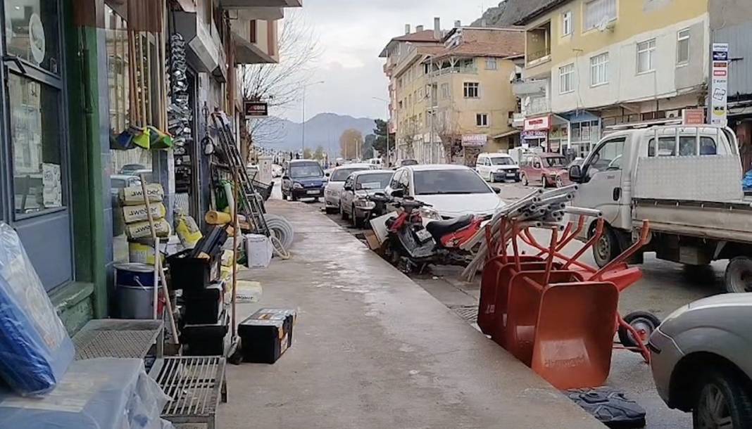 Sokak ortasında tuhaf olay! Eline geleni sokağa attı: Marketin camını patlattı 1